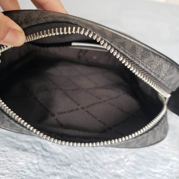 Michael Kors Jet Set Travel - Picture 2 of 8